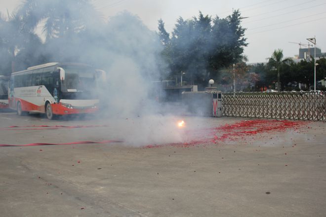 ：锴淌着，红包送祝福—集团公司领导班子为员工发放“开年红包”