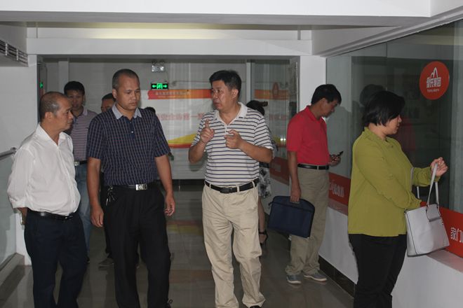 自治区食品安全城市检查组到AG旗舰厅集团检查食品安全工作开展情况