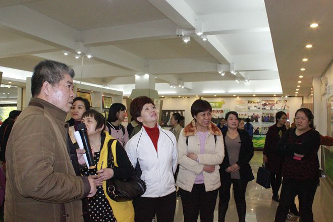 自治区党委办公厅厅妇女职工干部一行到AG旗舰厅集团参观考察