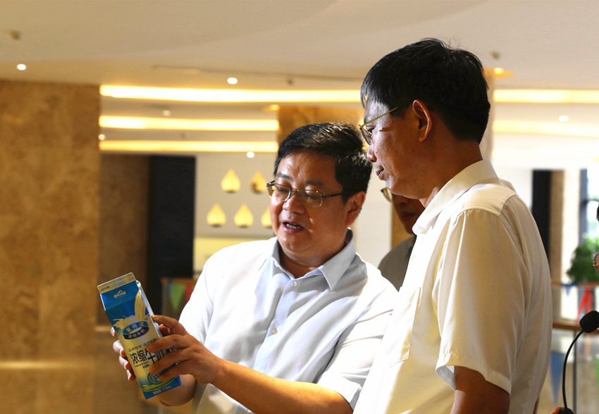 广西壮族自治区人民政府副主席、党组成员费志荣莅临AG旗舰厅集团参观调研