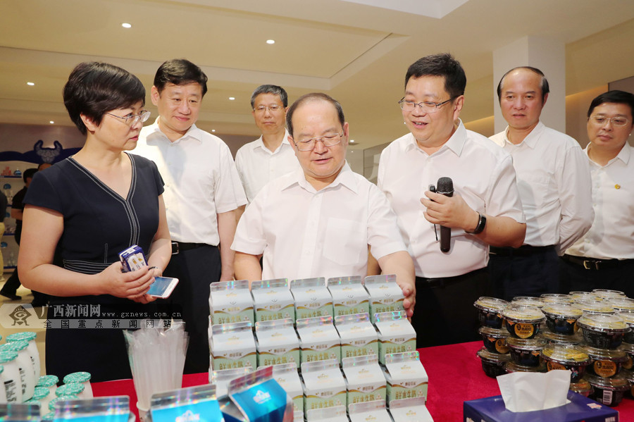 自治区党委书记、自治区人大常委会主任鹿心社率全区年中工作会议代表莅临AG旗舰厅集团观摩考察