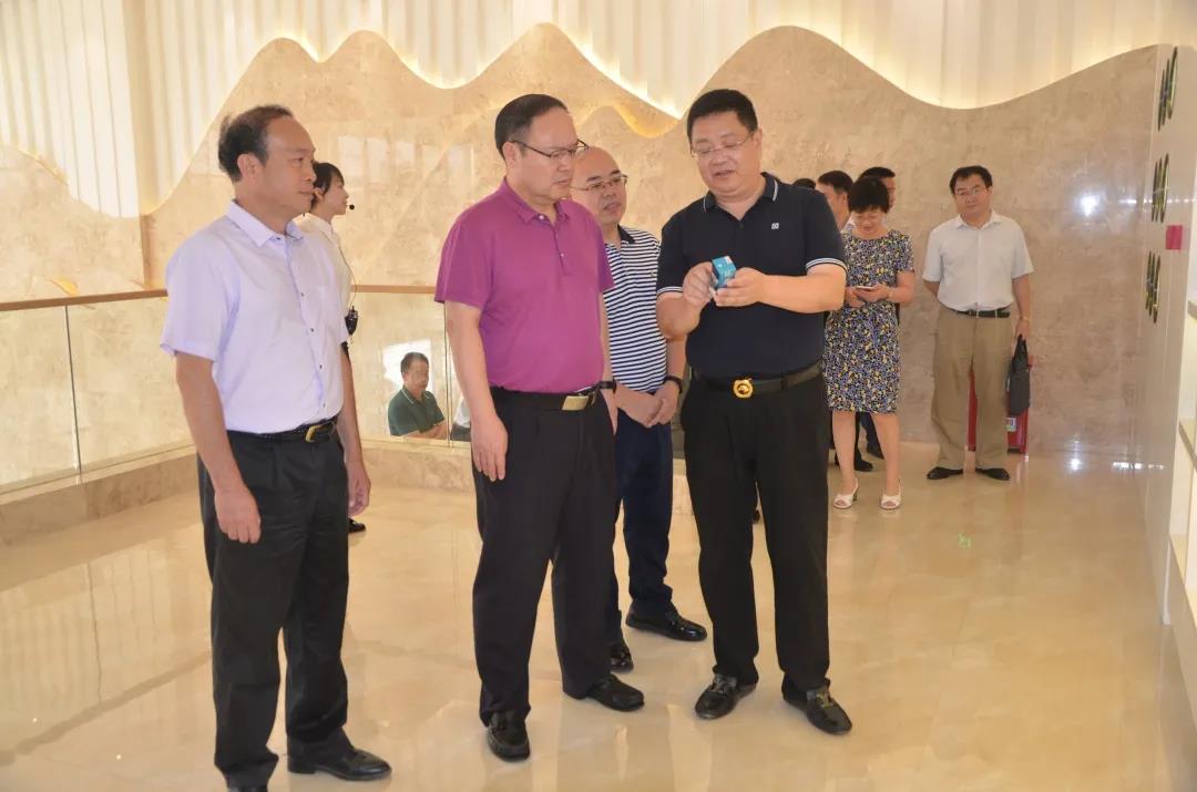 广西科技厅党组书记、厅长曹坤华率调研组莅临AG旗舰厅集团开展科技创新支撑奶水牛产业高质量发展调研